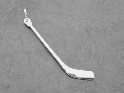 Eishockeyschläger Anhänger aus Sterling Silber von Juwelier Harnisch, sportliches Design für Eishockeyfans, ideal für eine modebewusste Ergänzung.