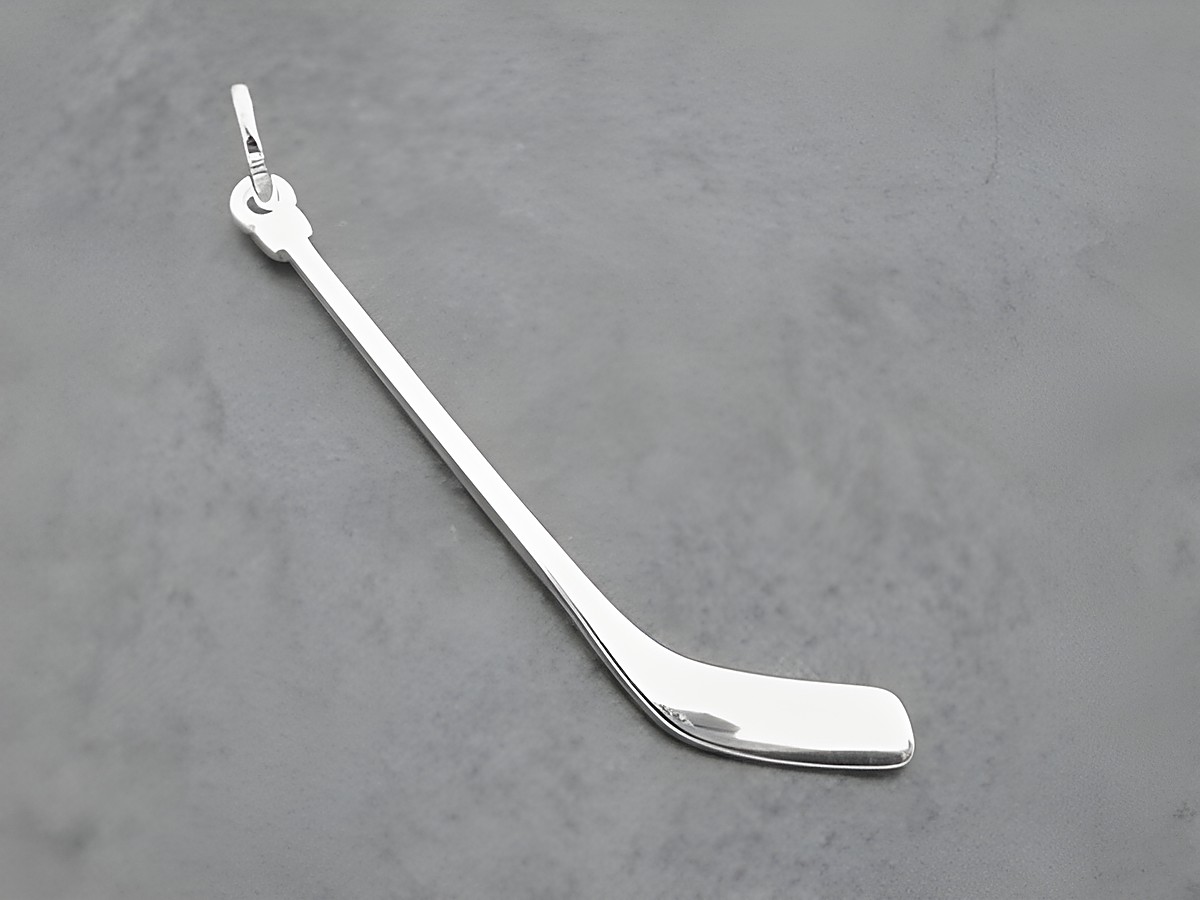 Eishockeyschläger Anhänger aus Sterling Silber von Juwelier Harnisch, sportliches Design für Eishockeyfans, ideal für eine modebewusste Ergänzung.