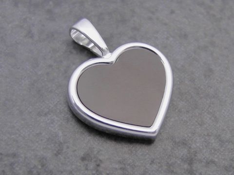 Silber Anhänger in Herzform, romantisch gestaltet mit schwarzem Lack, Hersteller: Juwelier Harnisch, Perlen & Steine. Ideal für besondere Anlässe und Geschenke.
