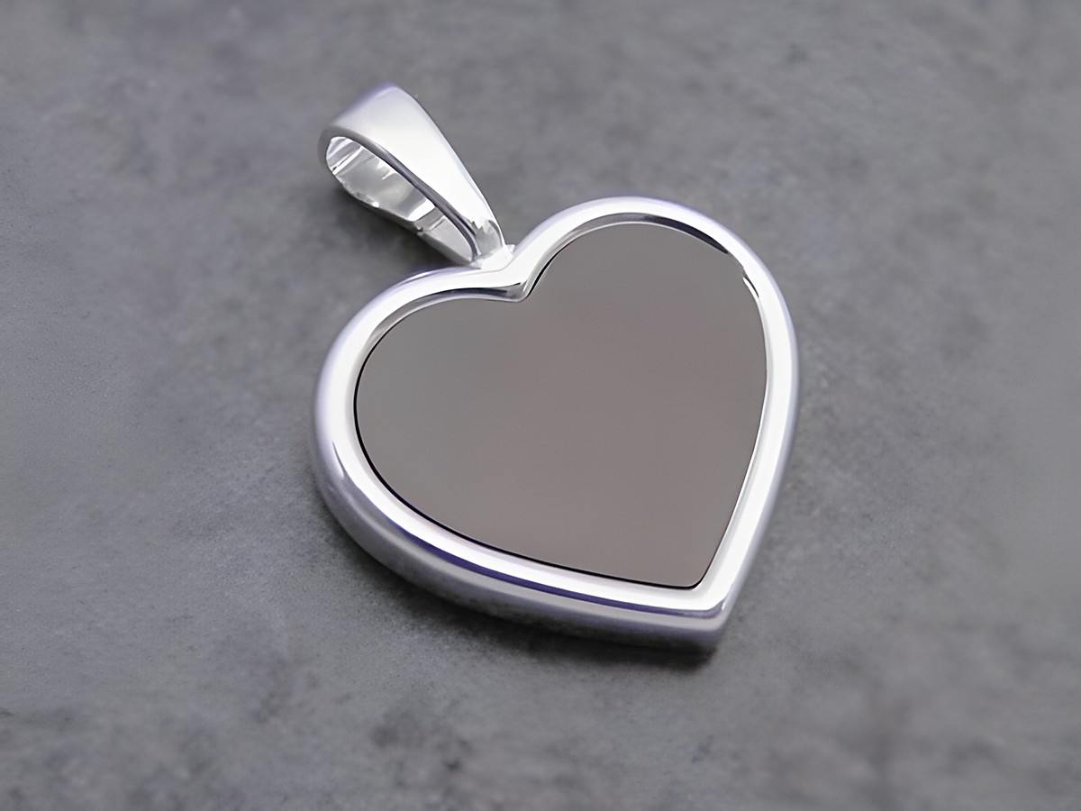 Silber Anhänger in Herzform, romantisch gestaltet mit schwarzem Lack, Hersteller: Juwelier Harnisch, Perlen & Steine. Ideal für besondere Anlässe und Geschenke.