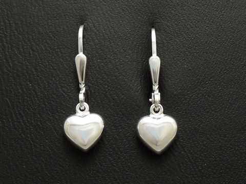 Herz Ohrhänger aus poliertem Sterling Silber im plastischen Design, hergestellt von Juwelier Harnisch, geeignet für Kinder.
