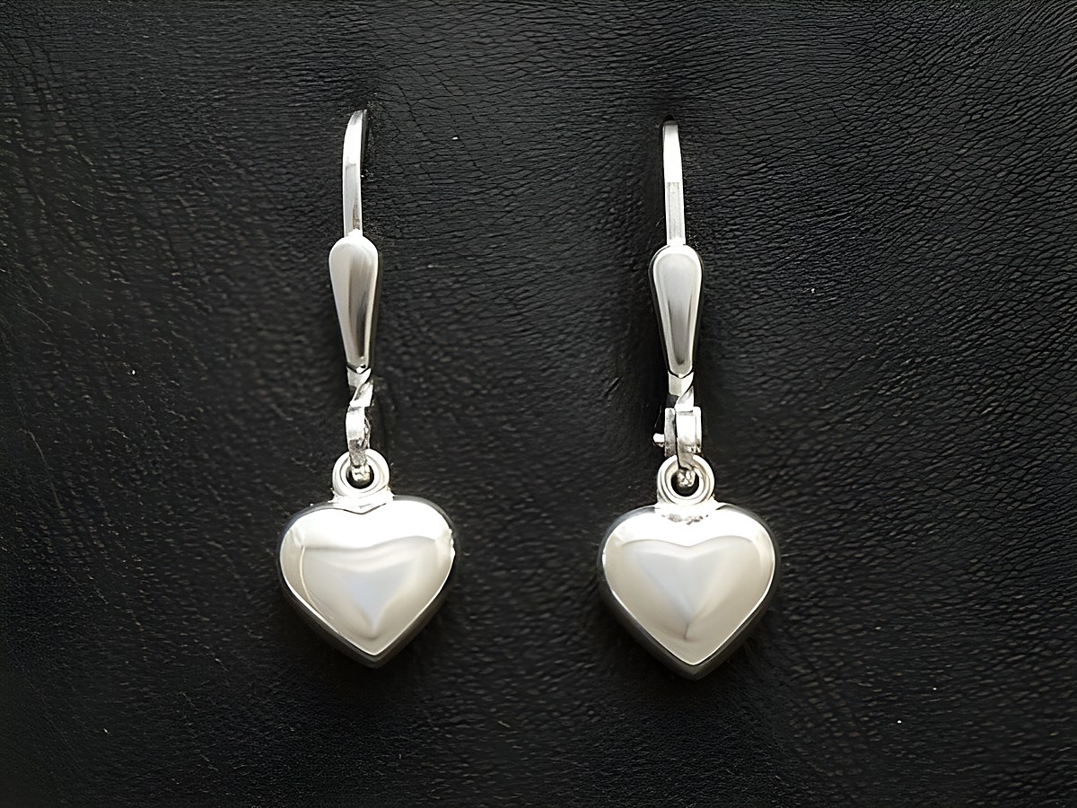 Herz Ohrhänger aus poliertem Sterling Silber im plastischen Design, hergestellt von Juwelier Harnisch, geeignet für Kinder.