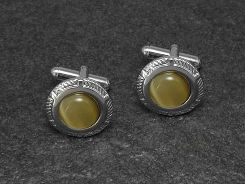 Beige Manschettenknöpfe mit einem silberfarbenen Design und einem Durchmesser von 17,2 mm, hergestellt von Juwelier Harnisch, elegante und stilvolle Accessoires für besondere Anlässe.