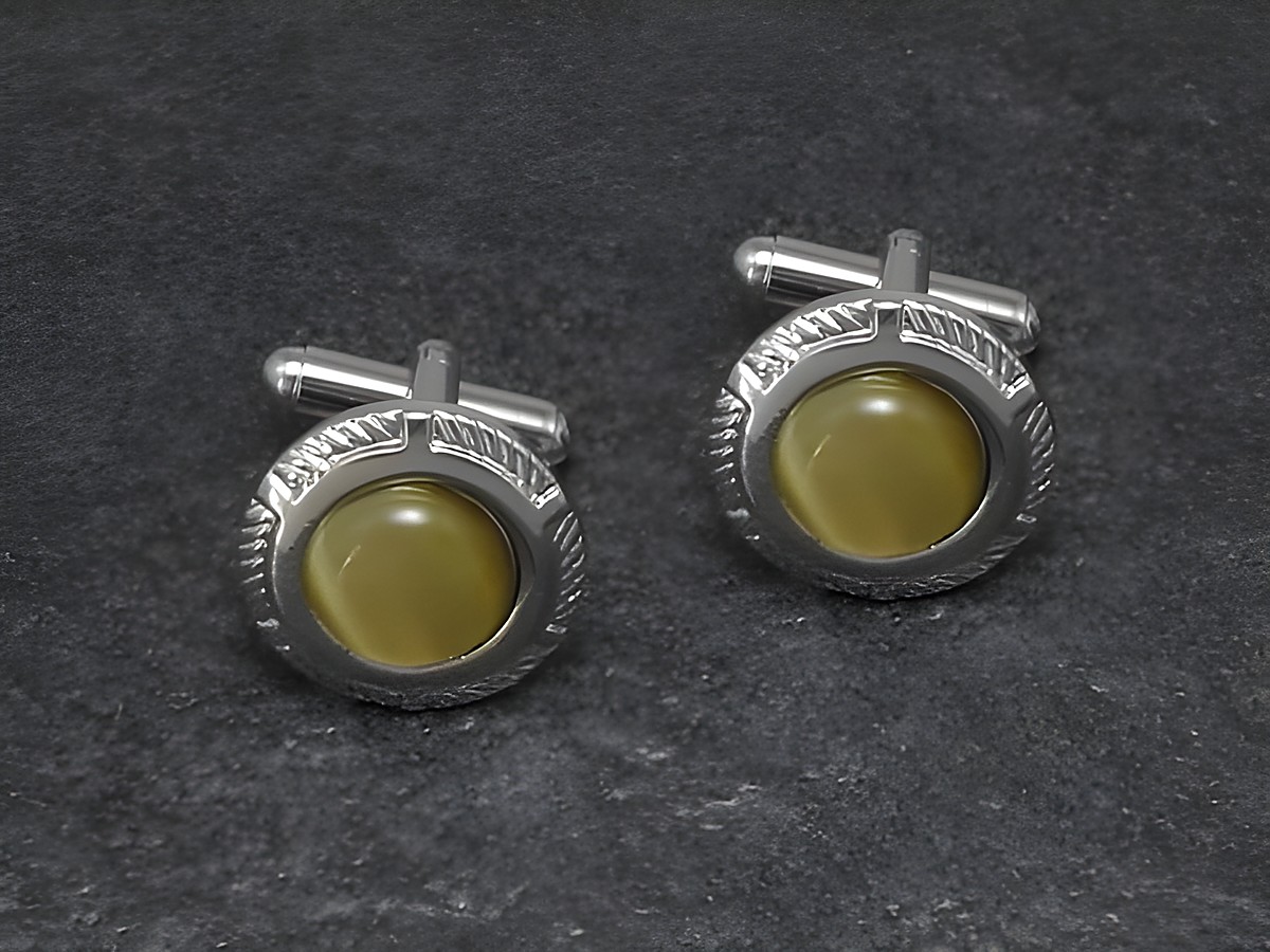 Beige Manschettenknöpfe mit einem silberfarbenen Design und einem Durchmesser von 17,2 mm, hergestellt von Juwelier Harnisch, elegante und stilvolle Accessoires für besondere Anlässe.