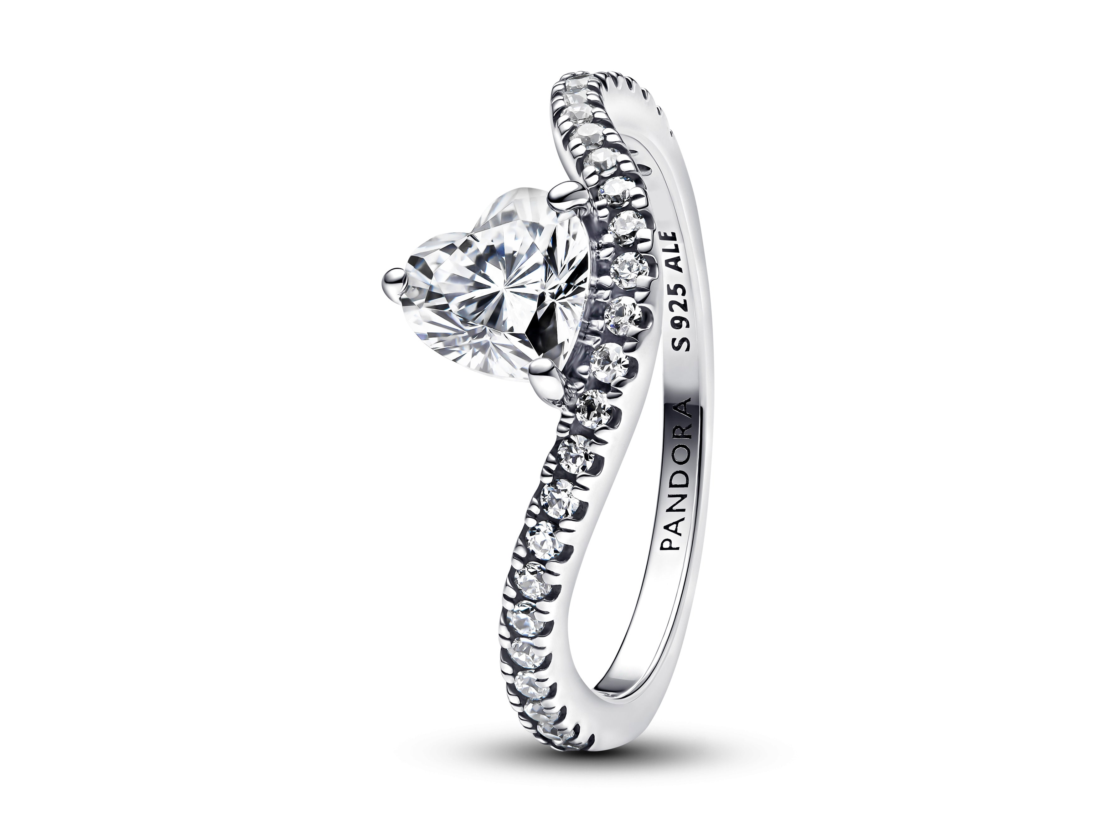 Wellenherz Silberring von Pandora mit Zirkonia in Größe 48, zeigt einen funkelnden Herzstein in der Mitte, umrahmt von kleineren Zirkonia, elegant und modern gestaltet.
