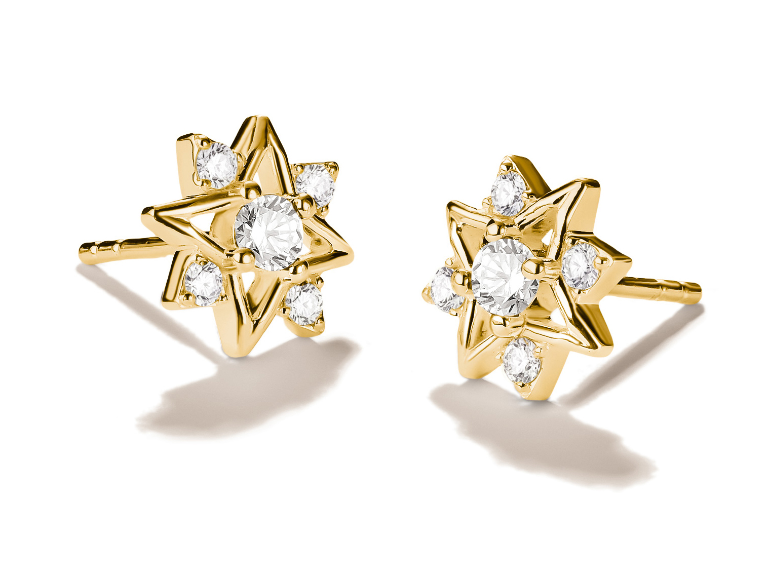 Ohrstecker in Form von Sternen aus 18k gelbgoldvergoldetem Material, besetzt mit funkelnden Zirkonia, elegantes Design für einen glamourösen Look. Ideal für besondere Anlässe.