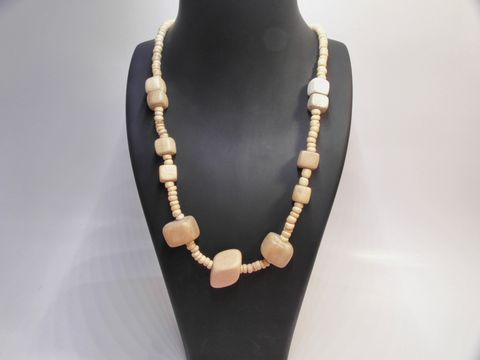 Holzkette aus naturbraunem Holz mit Quadern in der Größe 27 mm und einer Länge von 60 cm, gefertigt von Juwelier Harnisch, ideal für stilvollen Holzschmuck.