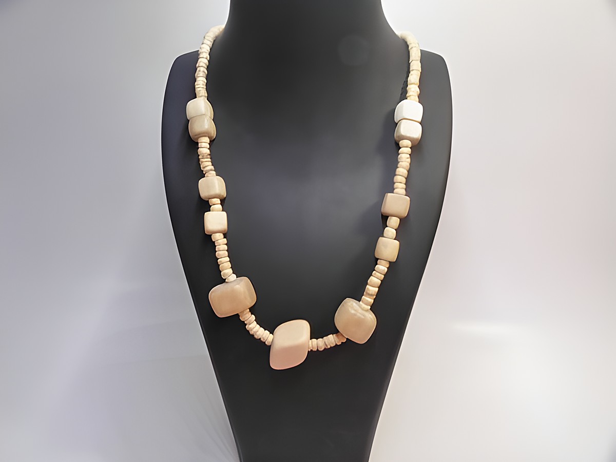 Holzkette aus naturbraunem Holz mit Quadern in der Größe 27 mm und einer Länge von 60 cm, gefertigt von Juwelier Harnisch, ideal für stilvollen Holzschmuck.