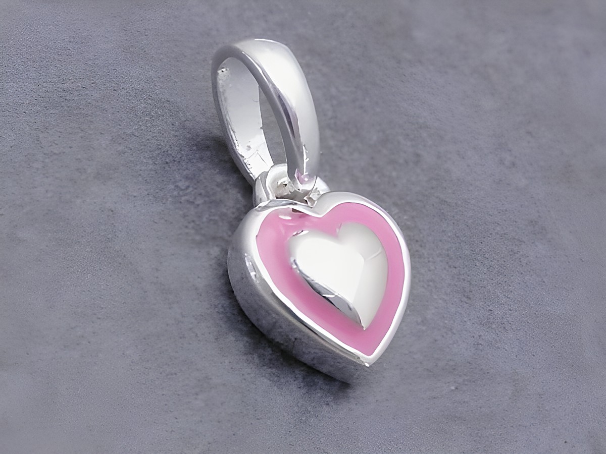 Silber Anhänger in Herzform, zierlich mit rosa Lack, Hersteller: Juwelier Harnisch, ideal als liebevolles Schmuckstück für jeden Anlass. Silber Anhänger, glänzende Oberfläche.