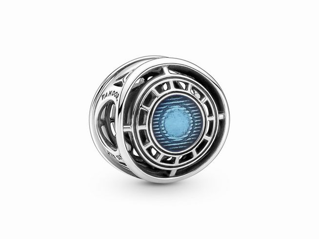 Pandora Marvel The Avengers Iron Man Arc Reactor Charm in Silber mit blauer Emaille zeigt ein detailliertes design des Arc Reactors im charakteristischen Stil von Iron Man.