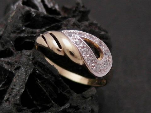 Gold Ring aufregend Gold 585 bicolor Zirkonia Goldring Gr. 57 Hersteller Juwelier Harnisch bis Gr. 58 18,5 auf schwarzem Hintergrund.