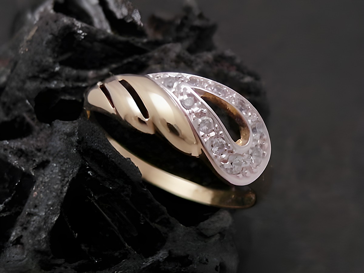 Gold Ring aufregend Gold 585 bicolor Zirkonia Goldring Gr. 57 Hersteller Juwelier Harnisch bis Gr. 58 18,5 auf schwarzem Hintergrund.
