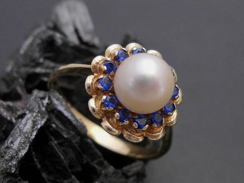 Gold Perlen Ring mit einer 7 mm Zuchtperle und synthetischen Saphiren, Größe 56, Gold 585, hergestellt von Juwelier Harnisch. Elegantes Design, ideal für besondere Anlässe.