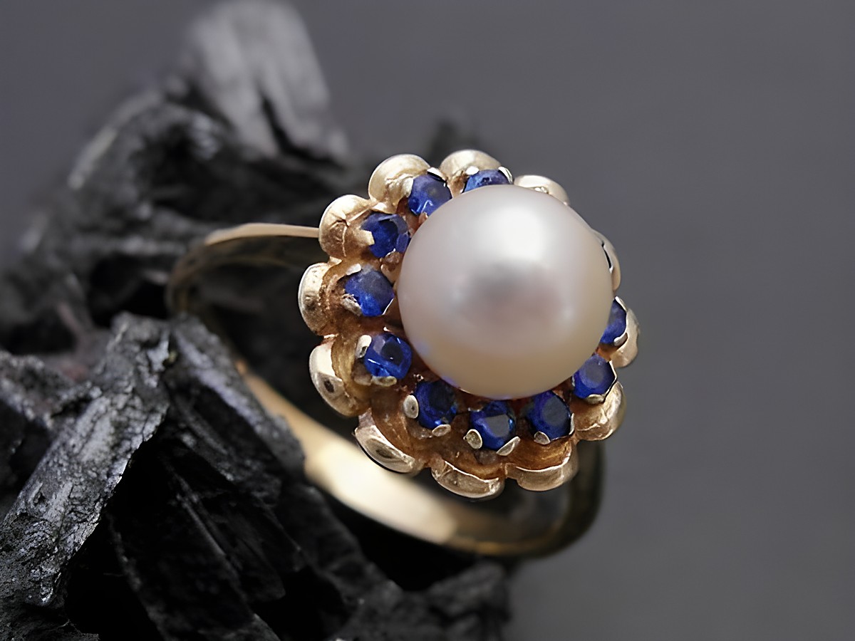 Gold Perlen Ring mit einer 7 mm Zuchtperle und synthetischen Saphiren, Größe 56, Gold 585, hergestellt von Juwelier Harnisch. Elegantes Design, ideal für besondere Anlässe.