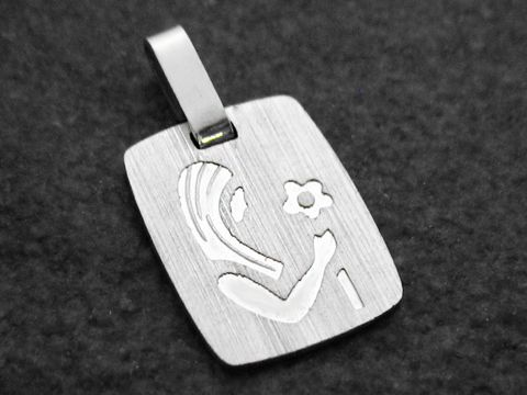 31773-0 Jungfrau Silber Sternzeichen Gravurplatte eckig, Hersteller Juwelier Harnisch, mit einer stilisierten Darstellung einer jungen Frau, die eine Blume hält.