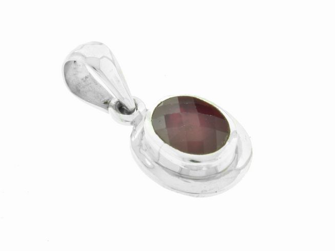Oval facettierter Anhänger aus Rubin, glasgefüllt, in eleganter Silber 925 Fassung, hergestellt von Juwelier Harnisch, ideal für stilvolle Schmuckliebhaber.