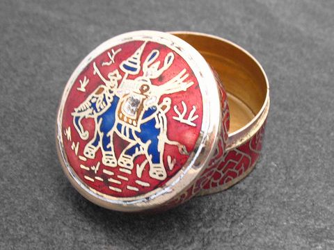 Multifunktionale Dose rund mit einem roten Elefanten-Motiv, hergestellt von Juwelier Harnisch, ohne Stein, dekorativ gestaltet mit einer detailreichen Darstellung.