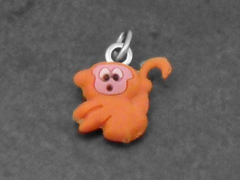 Affe Kautschuk Silber Anhänger tierisch, Hersteller Juwelier Harnisch, für Kinder, niedlicher orangener Affe mit rosa Gesicht und neugierigem Ausdruck, ideal als Schmuckstück für junge Entdecker.