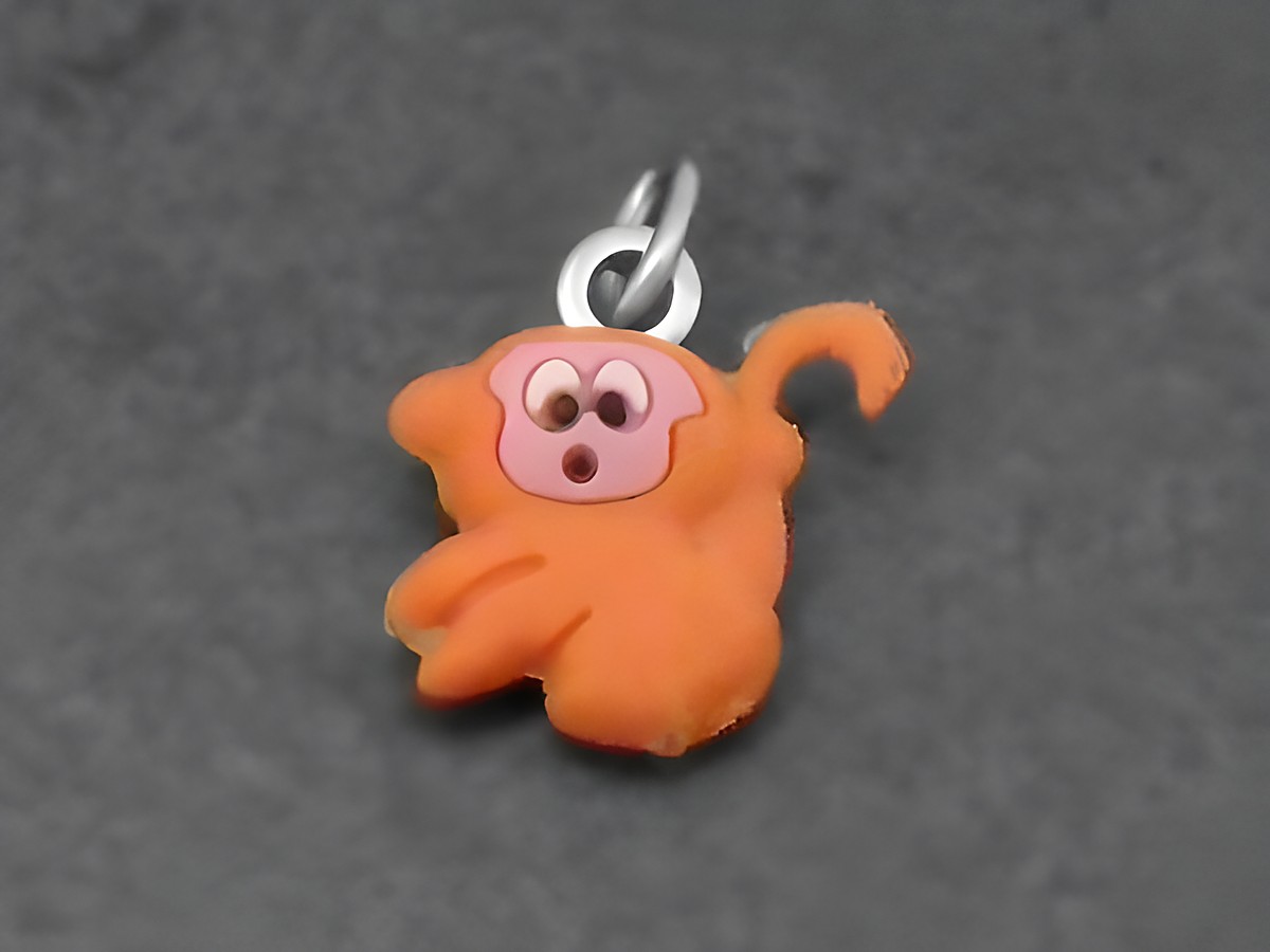 Affe Kautschuk Silber Anhänger tierisch, Hersteller Juwelier Harnisch, für Kinder, niedlicher orangener Affe mit rosa Gesicht und neugierigem Ausdruck, ideal als Schmuckstück für junge Entdecker.