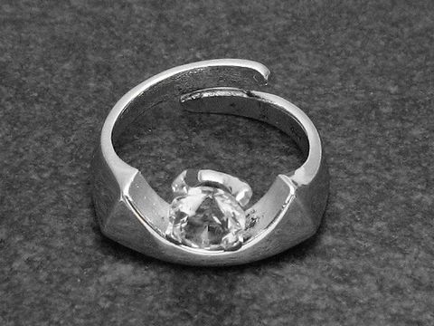 Silberring rho extravagant verstellbar mit Bergkristall, rhodiniertes Design, Hersteller Juwelier Harnisch, eleganter Schmuck für besondere Anlässe.