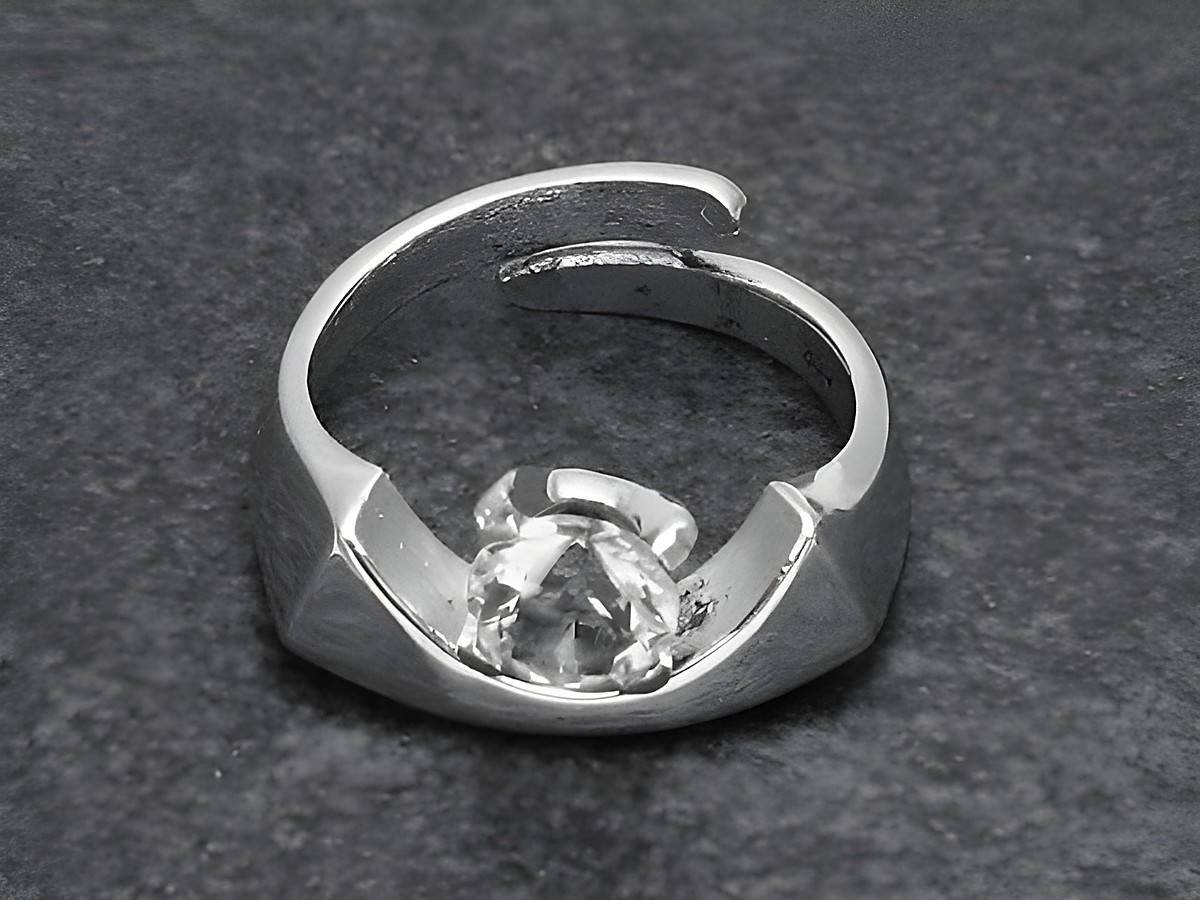 Silberring rho extravagant verstellbar mit Bergkristall, rhodiniertes Design, Hersteller Juwelier Harnisch, eleganter Schmuck für besondere Anlässe.