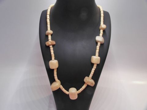 Holzkette aus naturbraunem Holz mit variierenden Formen und Größen, 22 mm dick, 60 cm lang, gefertigt von Juwelier Harnisch, ideal für den täglichen Gebrauch oder besondere Anlässe.