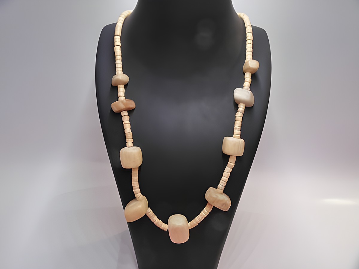 Holzkette aus naturbraunem Holz mit variierenden Formen und Größen, 22 mm dick, 60 cm lang, gefertigt von Juwelier Harnisch, ideal für den täglichen Gebrauch oder besondere Anlässe.
