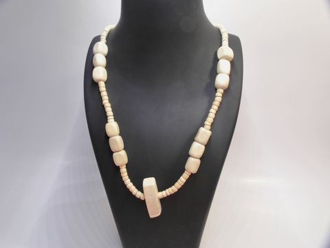 Holzkette Multiform 35 mm naturbraun 60 cm aus Holzschmuck von Juwelier Harnisch, zeigt ein harmonisches Design mit verschiedenen Holzperlen und einem zentralen Element.