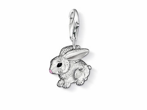 Thomas Sabo Hase Charms Anhänger in Silber und Kaltemail zeigt einen detaillierten, sitzenden Hasen mit ausgeprägten Ohren und einer rosa Nase, ideal für Tierliebhaber.