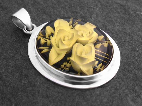 Ovaler polierter Anhänger aus Sterling Silber mit einer detailreichen gelben Rosen-Gemme, die kunstvoll in einen schwarzen Hintergrund eingearbeitet ist. Hersteller Juwelier Harnisch.