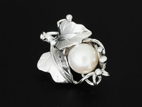 Silber Anhänger in Blattdesign mit einer Zuchtperle, rhodiniert und ausgestattet mit einem praktischen Magnetclip, Hersteller Juwelier Harnisch, elegant und natürlich.