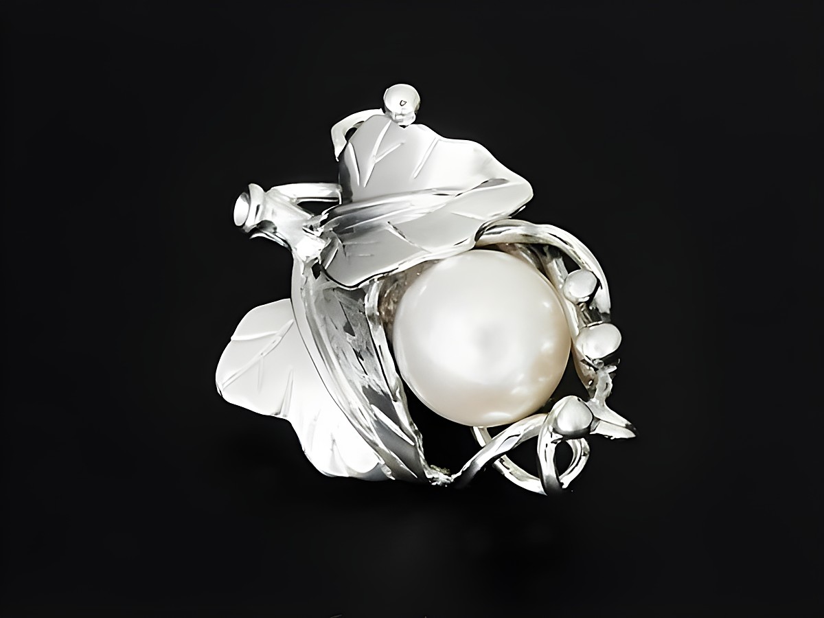 Silber Anhänger in Blattdesign mit einer Zuchtperle, rhodiniert und ausgestattet mit einem praktischen Magnetclip, Hersteller Juwelier Harnisch, elegant und natürlich.
