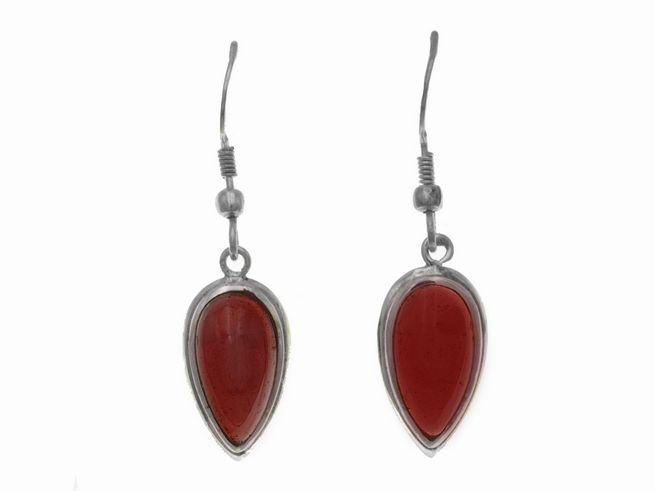 Elegante Ohrhänger aus Sterling Silber mit polierten Granatsteinen in Tropfenform, hergestellt vom Juwelier Harnisch, ideal für stilvolle Anlässe.