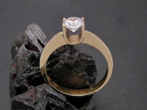 Gold Ring herausragend Gold 585 Zirkonia Goldring Gr. 59, Hersteller Juwelier Harnisch bis Gr. 60/19 auf schwarzem Untergrund sichtbar, elegant und glänzend.