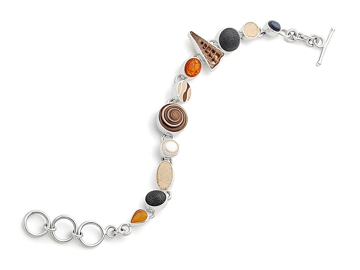 Silbernes Armband von DUR mit Muscheln, Perlen, Sand, Lavasand und Kyanit in verschiedenen Formen und Farben, Länge 19 cm, stilvoll und einzigartig gestaltet.
