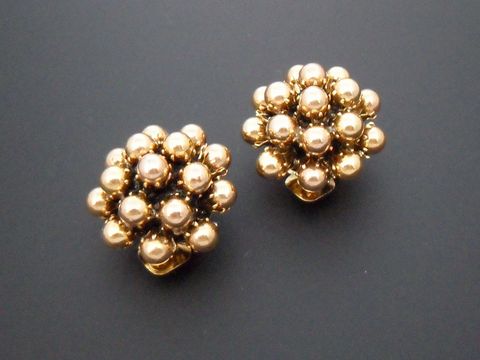 71967-0 Goldfarbener Ohrclip mit zeitlosem Design, verziert mit synthetischen Perlen. Hersteller Juwelier Harnisch, ideal für elegante Anlässe.