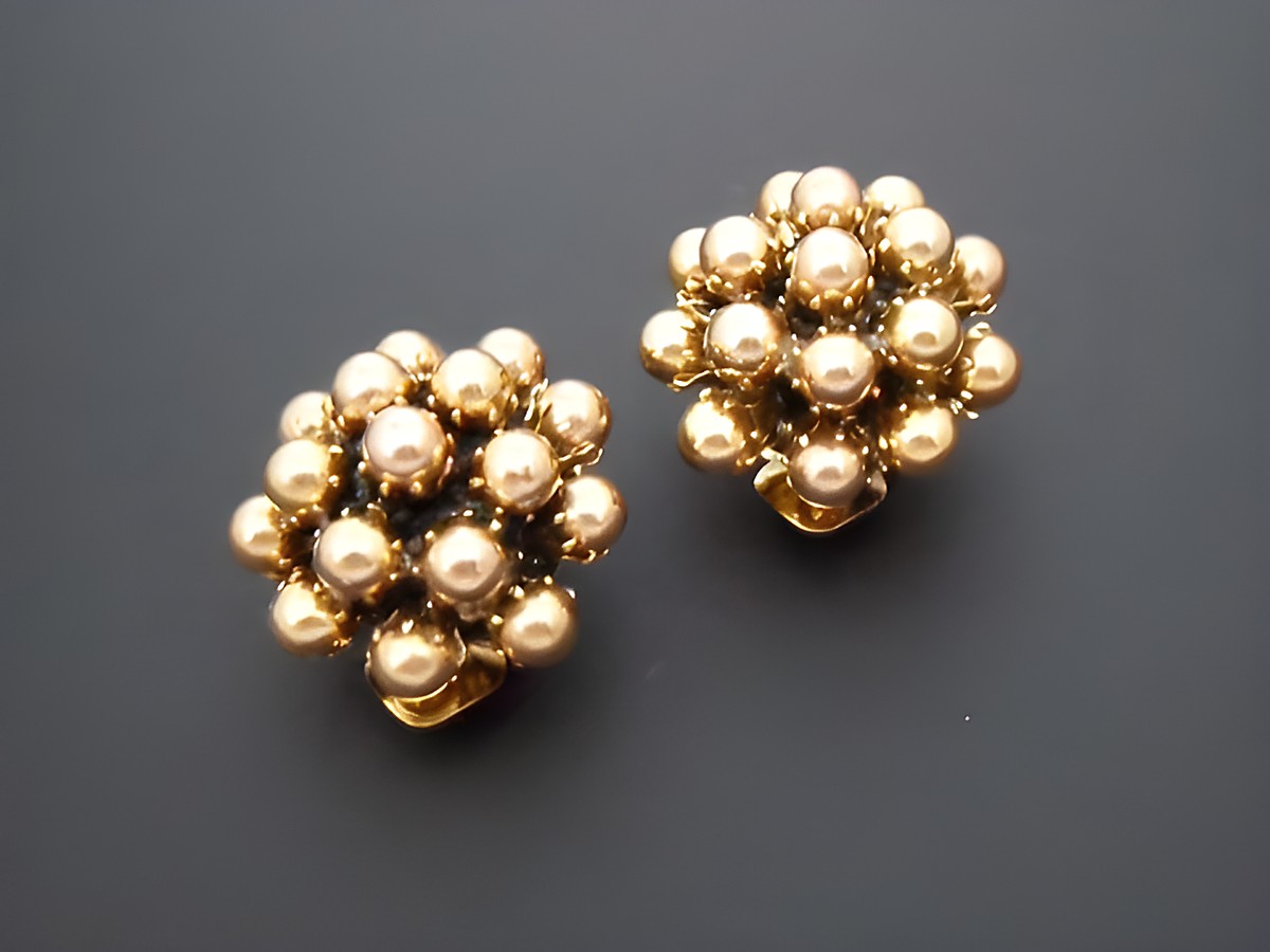 Goldfarbener Ohrclip mit zeitlosem Design, verziert mit synthetischen Perlen. Hersteller Juwelier Harnisch, ideal für elegante Anlässe.