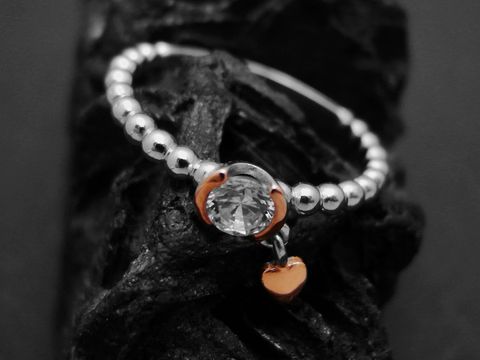 Silberring mit hängendem Herz und weißem Zirkonia, aus rhodiniertem Sterling Silber in Größe 58, Hersteller Juwelier Harnisch. Elegantes Design mit romantischem Akzent.