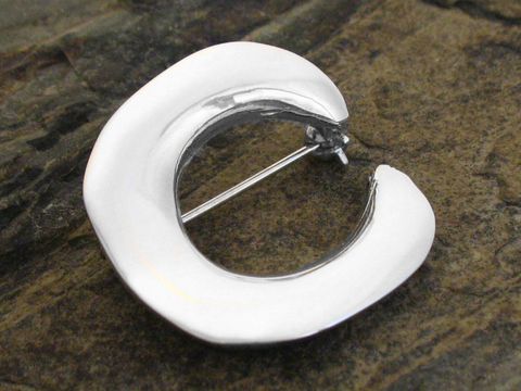 Brosche - Designer Stück Hingucker - echt Silber, Hersteller: Juwelier Harnisch, elegante Form mit polierter Oberfläche, ideal für jeden Anlass und ein stilvolles Accessoire.
