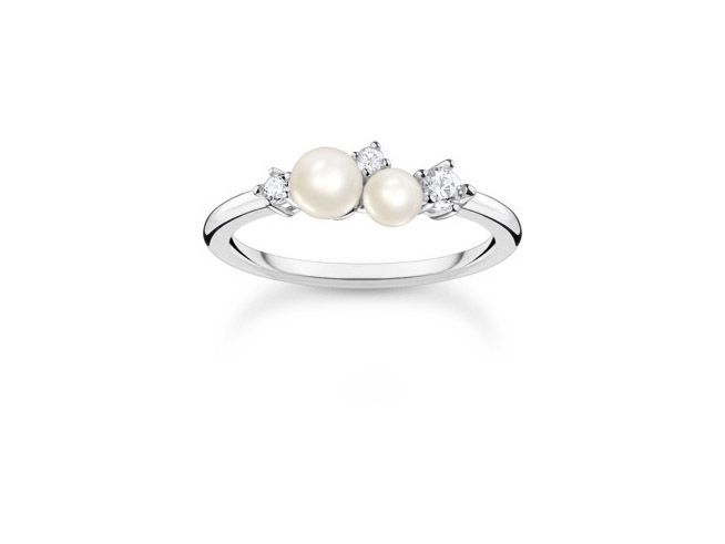 Charming Ring aus Sterling Silber von Thomas Sabo, verziert mit zwei weißen Perlen und Zirkonia, Größe 56. Elegantes Design, ideal für besondere Anlässe.