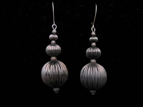 Ohrringe Kugeln aus anthrazitfarbenem Modeschmuck, gefertigt vom Juwelier Harnisch, mit eleganten Ear Cuffs für einen stilvollen Look. Ideal für jeden Anlass.