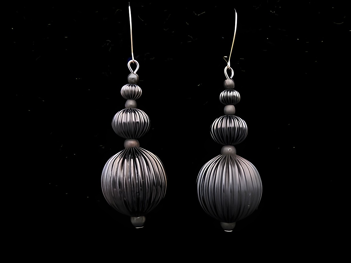 Ohrringe Kugeln aus anthrazitfarbenem Modeschmuck, gefertigt vom Juwelier Harnisch, mit eleganten Ear Cuffs für einen stilvollen Look. Ideal für jeden Anlass.
