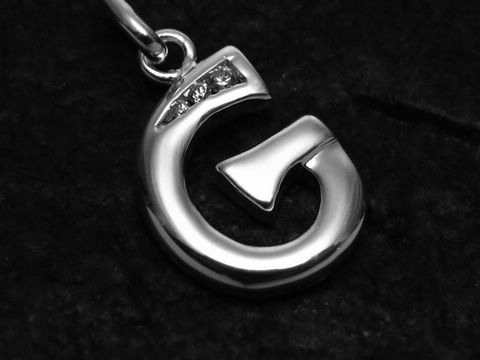 Buchstaben Anhänger G aus Sterling Silber mit Zirkonia, hergestellt von Juwelier Harnisch, glänzende und moderne Ausführung des Buchstabens G.