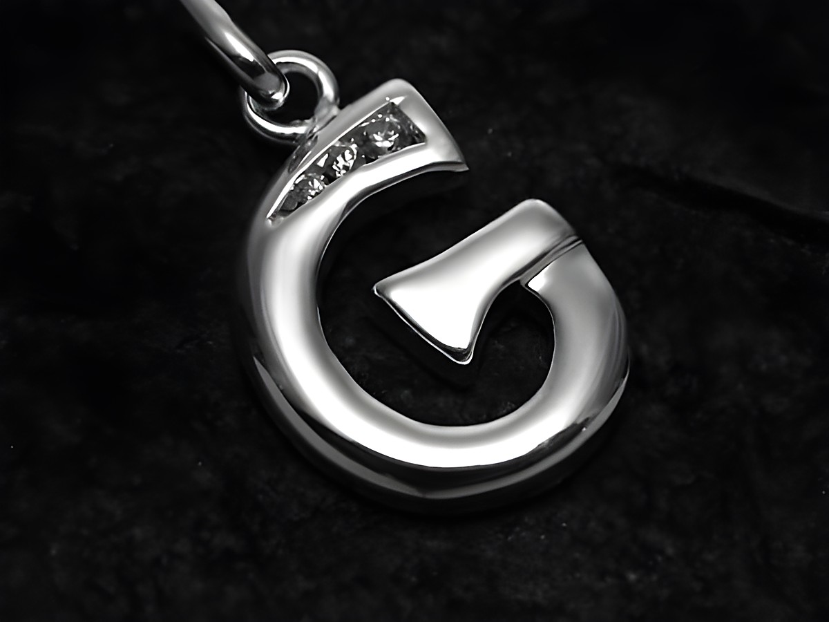 Buchstaben Anhänger G aus Sterling Silber mit Zirkonia, hergestellt von Juwelier Harnisch, glänzende und moderne Ausführung des Buchstabens G.