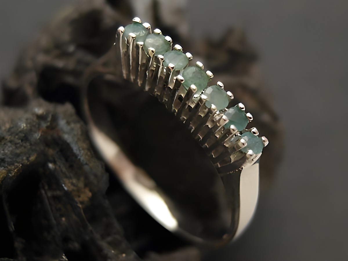 Weißgoldring reizend - Weißgold 585 - Smaragd - Gr 56,5, Hersteller: Juwelier Harnisch, bis Gr 58/18,5. Der Ring ist mit mehreren kleinen Smaragden besetzt und hat eine elegante, schlichte Form.