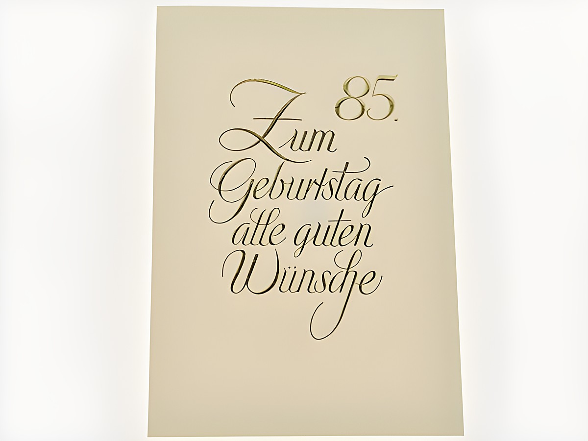 Geburtstagskarte in schlichter Ausführung mit goldener Schrift, elegant gestaltet, zur Gratulation zum 85. Geburtstag mit den Worten "Zum Geburtstag alle guten Wünsche", Hersteller Juwelier Harnisch.