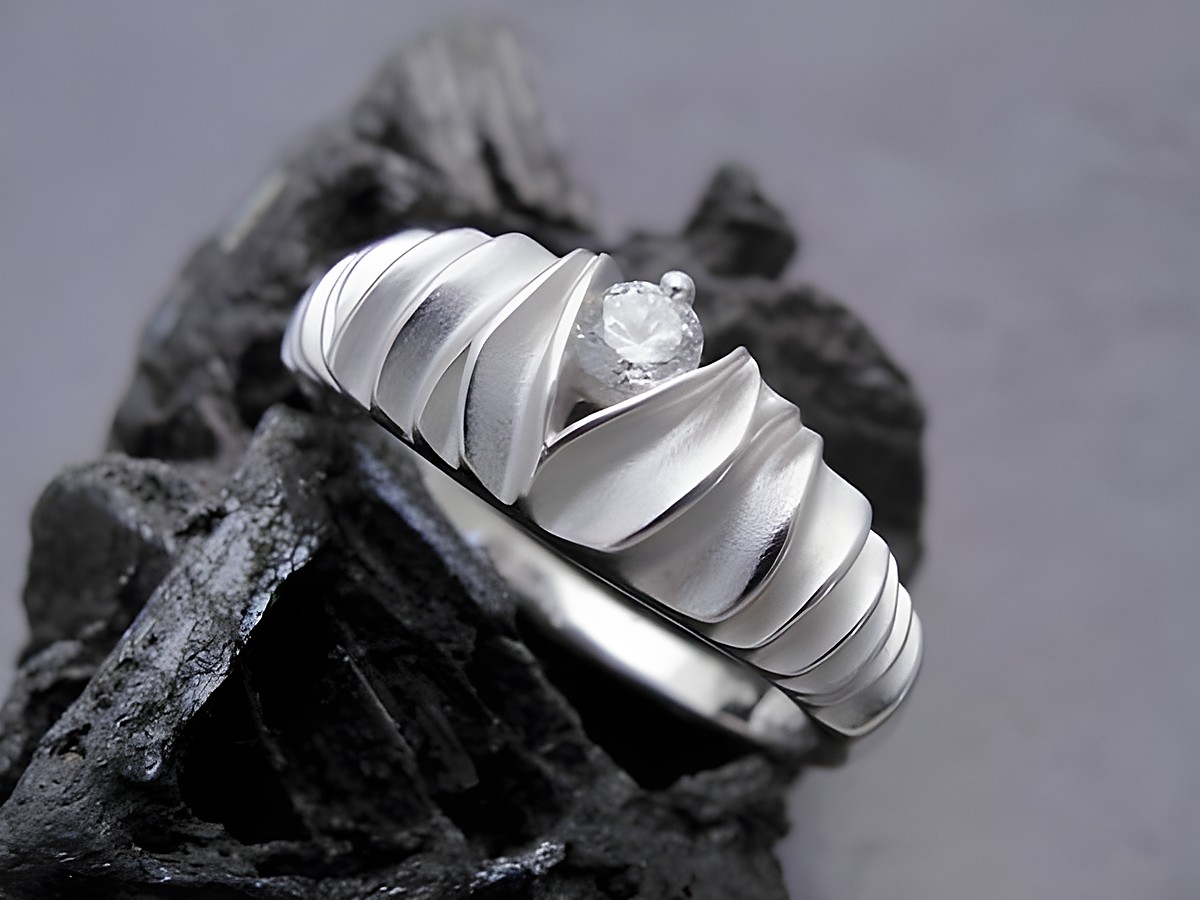Silberring mit Zirkonia, ausdrucksstark in Weiß, Größe 52, Hersteller Juwelier Harnisch, bis Größe 52 / 16,5, elegante Wellenstruktur und funkelnder Stein.