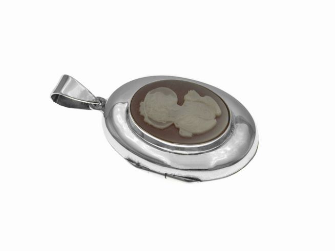 Medaillon mit einem ovalen Karneol und einer weißen Gemme, die eine Frau mit Hut zeigt, gefertigt aus Sterling Silber, hergestellt von Juwelier Harnisch.