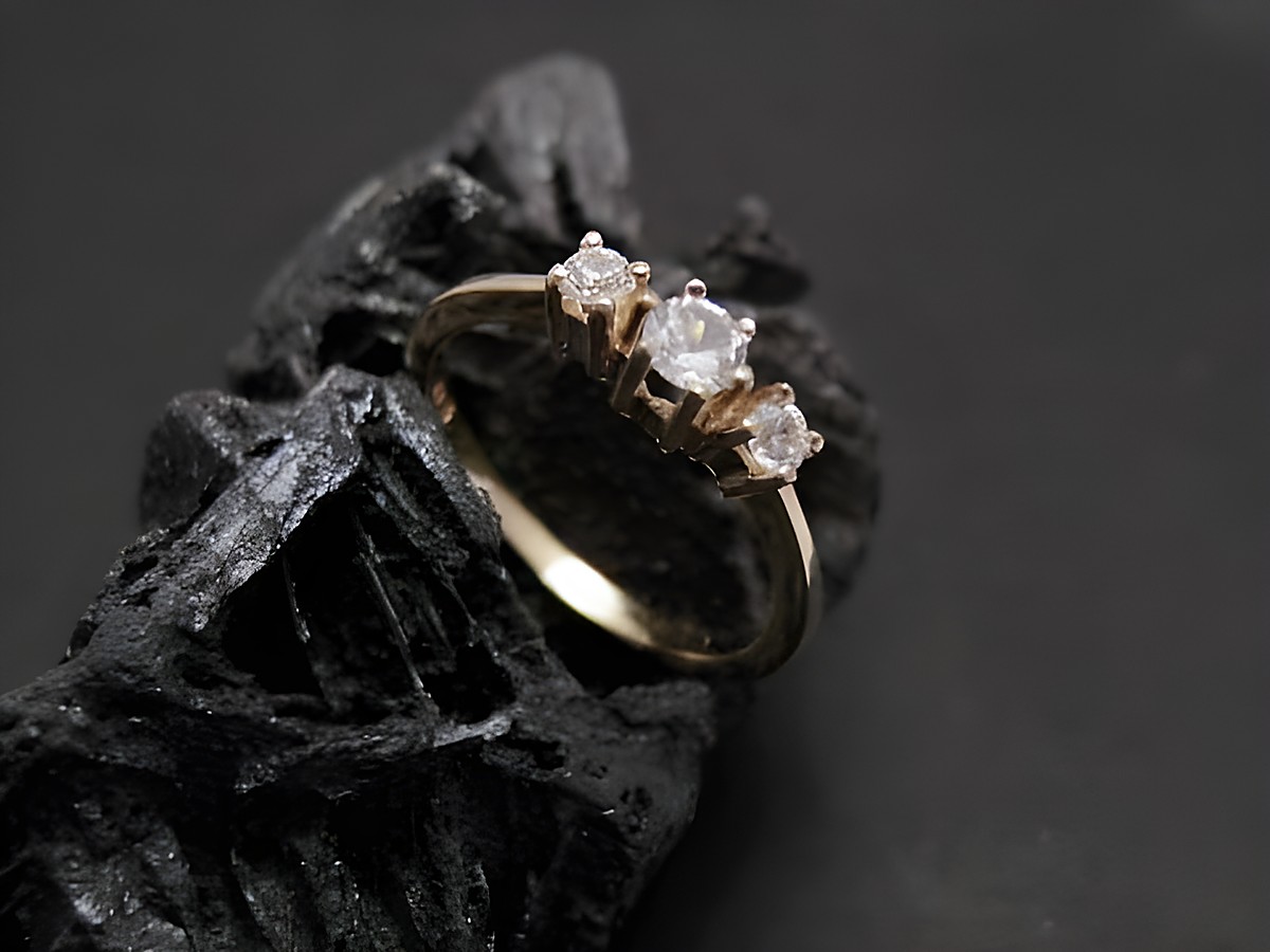 Gold Ring - edel - Gold 333 - Zirkonia - Gr. 52,5, Hersteller: Juwelier Harnisch, bis Gr. 54/17,5, mit drei funkelnden Zirkonia auf anthrazitfarbenem Hintergrund.