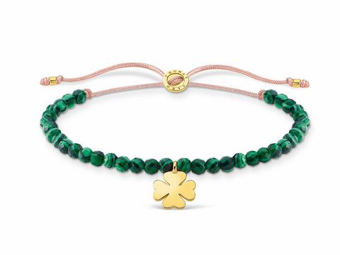Ein elegantes Kleeblatt Armband von Thomas Sabo aus der Charming Collection, hergestellt aus grünen Perlen und verziert mit einem goldenen Kleeblatt-Anhänger, größenverstellbar von 13 bis 20 cm.